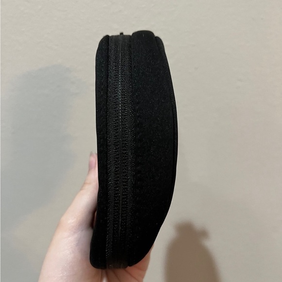 Beats black small headphone case with clip. - Picture 4 of 7